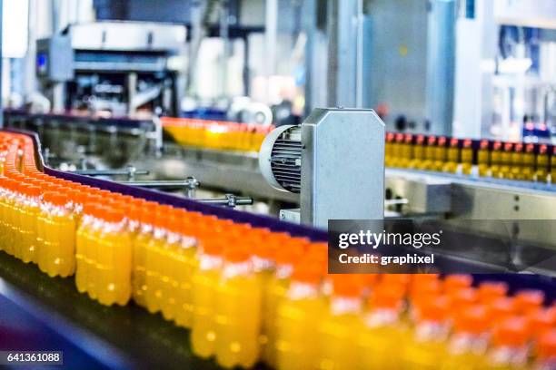 flessen op de transportband in fabriek - bottle factory stockfoto's en -beelden