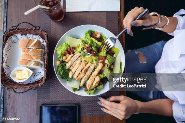 donna alla pausa pranzo seduta nel bar del ristorante all'aperto - pranzo foto e immagini stock