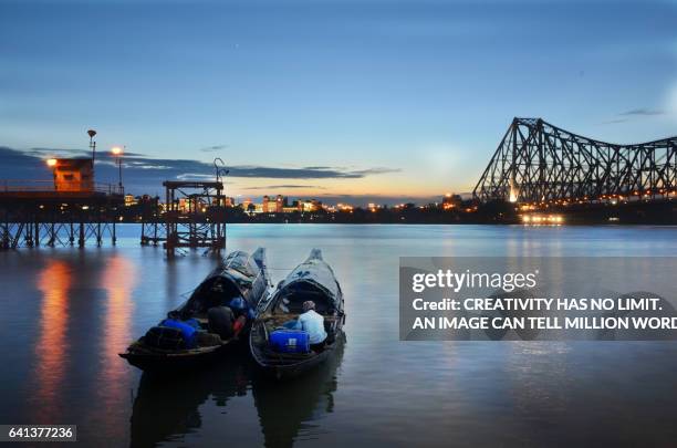 an evening near howrah bridge - haorabrug stockfoto's en -beelden