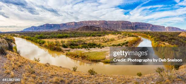 bend in the rio grande river - rio grande bildbanksfoton och bilder