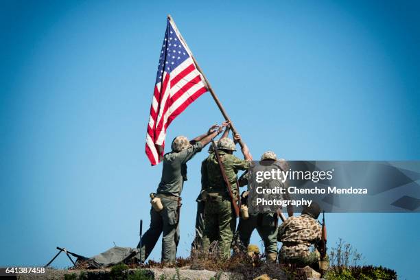 iwo jima reenactment - 硫黄島の戦い ストックフォトと画像