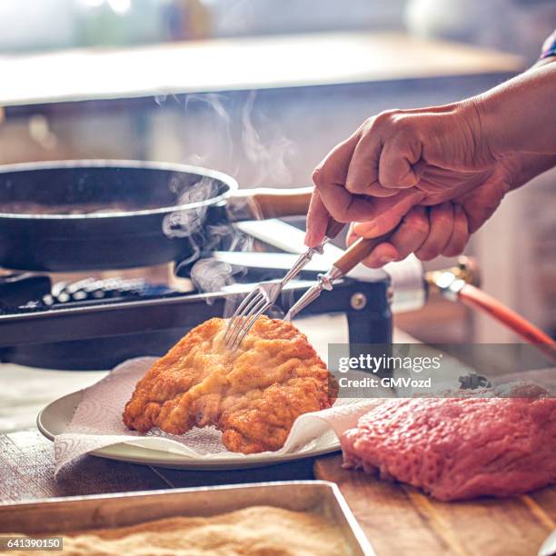 preparación de wiener schnitzel en cocina doméstica - preparación de alimentos fotografías e imágenes de stock