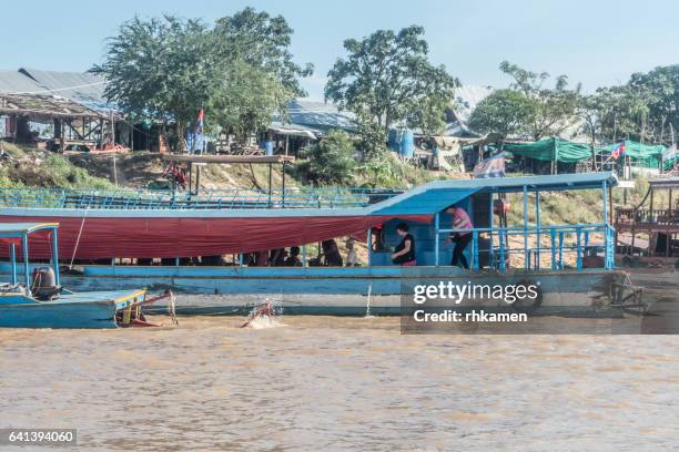 cambodia, siem reap. boats and village on tonle sap lake - chong kneas - fotografias e filmes do acervo
