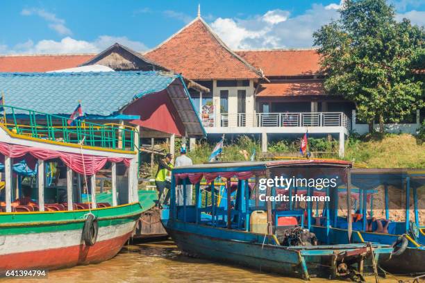 cambodia, siem reap. boats and village on tonle sap lake - chong kneas - fotografias e filmes do acervo