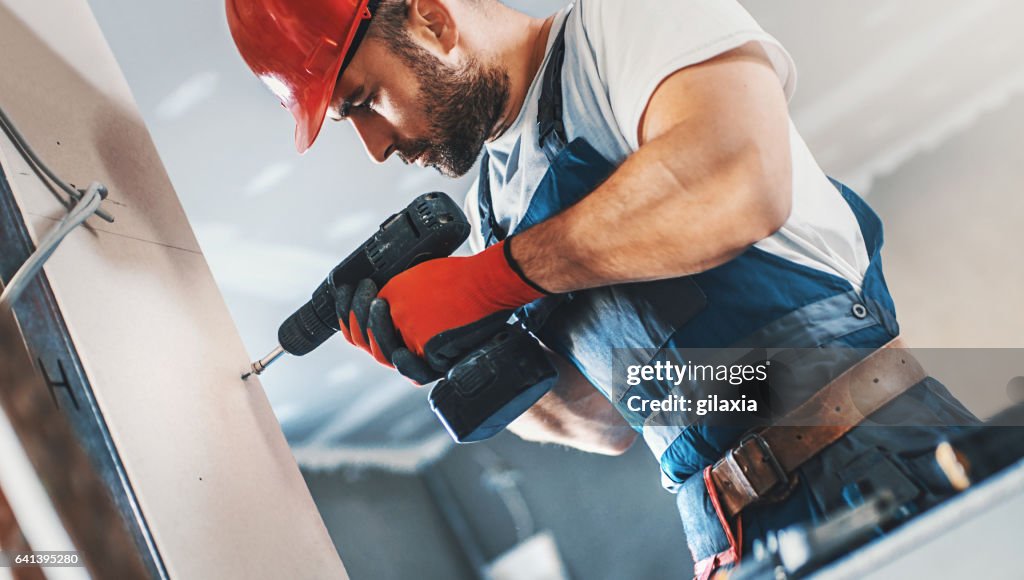 建築工人組裝石膏板。