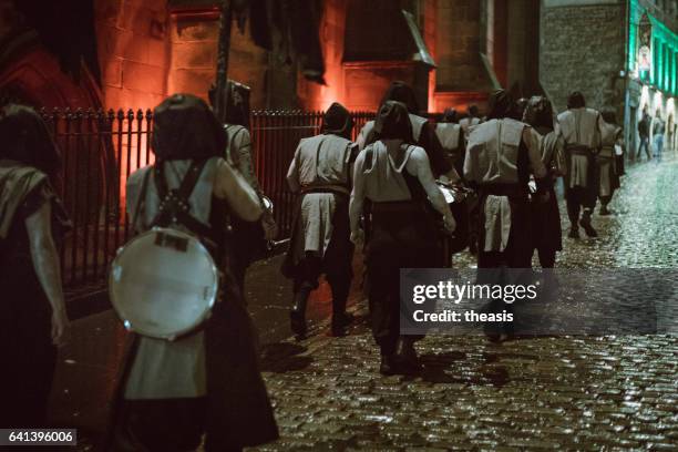 samhuinn vuur festival op halloween in edinburgh - samhuinn stockfoto's en -beelden