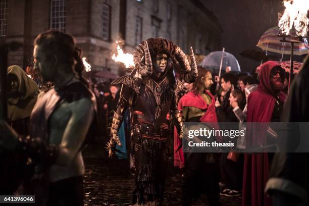 samhuinn vuur festival op halloween in edinburgh - samhuinn stockfoto's en -beelden