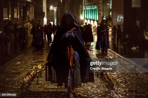 samhuinn vuur festival op halloween in edinburgh - samhuinn stockfoto's en -beelden