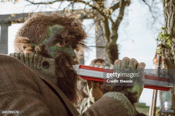 wolf man muzikant op halloween in edinburgh - samhuinn stockfoto's en -beelden