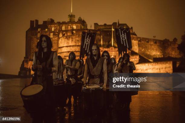 samhuinn vuur festival op halloween in edinburgh - samhuinn stockfoto's en -beelden