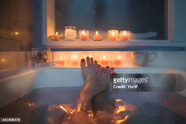 feet in bath - bathtime foto e immagini stock