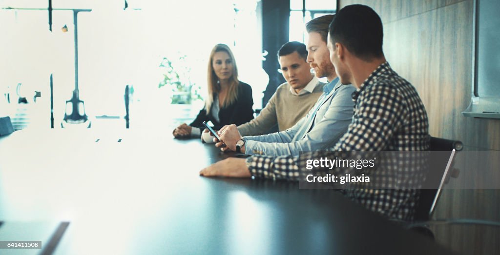 Kolleginnen und Kollegen in einer kurzen Besprechung.