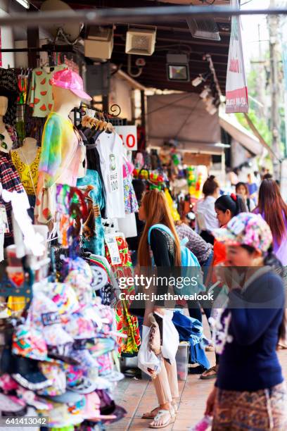 fashion winkelen thaise vrouwen - gehweg stockfoto's en -beelden