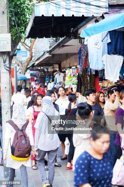 shopping-scenen vid victory monument i bangkok - menschengruppe bildbanksfoton och bilder