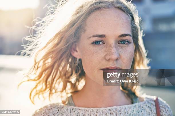 portrait of young woman with freckles - blond hair young woman sunshine stockfoto's en -beelden