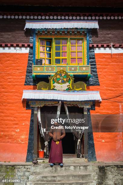 young monk on steps of buddhist monastery khumbu himalaya nepal - bazar namche imagens e fotografias de stock