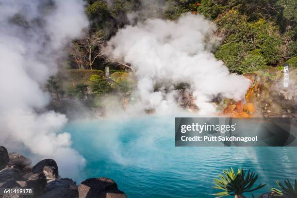 umi jigoku hotspring in beppu, oita - kyushu stockfoto's en -beelden