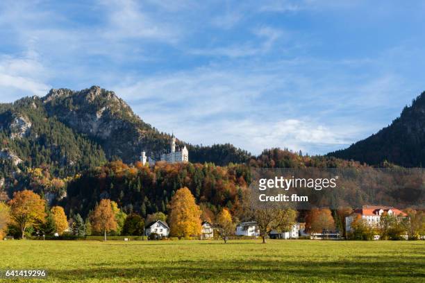 neuschwanstein castle with alps in nice autum light and colors - neuschwanstein stock-fotos und bilder