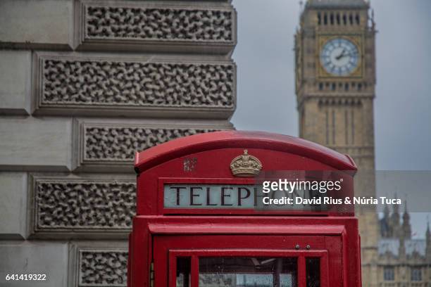 telephone booth in london - london underground sign stockfoto's en -beelden