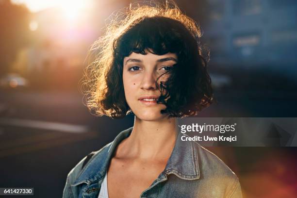 portrait of young woman in the city - leben in der stadt stock-fotos und bilder