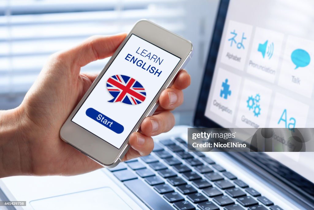 Leer Engels online concept, mobiele telefoon, vlag van UK