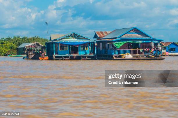 cambodia, siem reap.  floating villages on tonle sap lake - chong kneas - fotografias e filmes do acervo