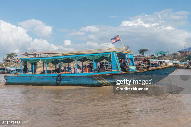 cambodia. siam reap. boat on tonle sap lake - chong kneas - fotografias e filmes do acervo