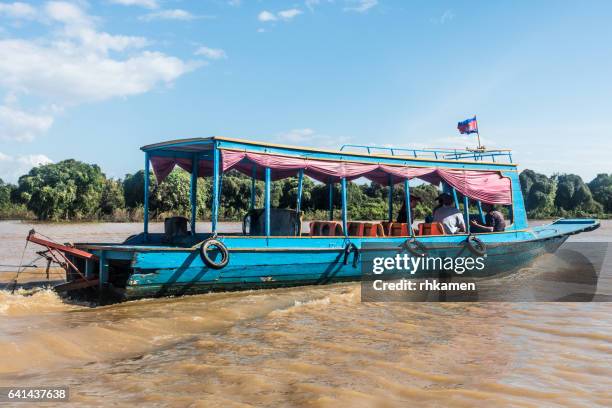 cambodia, siem reap. tour boat and floating villages on tonle sap lake - chong kneas - fotografias e filmes do acervo