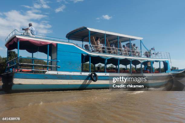 cambodia, siem reap. tour boat and floating villages on tonle sap lake - chong kneas - fotografias e filmes do acervo