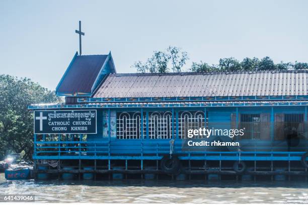 cambodia, siem reap. floating church on tonle sap lake - chong kneas - fotografias e filmes do acervo