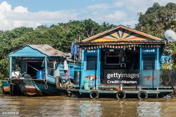 cambodia, siem reap. floating villages on tonle sap lake - chong kneas - fotografias e filmes do acervo