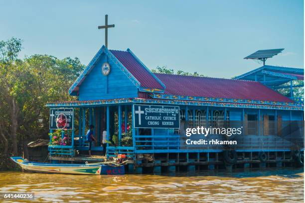 cambodia. floating villages on tonle sap lake - chong kneas - fotografias e filmes do acervo