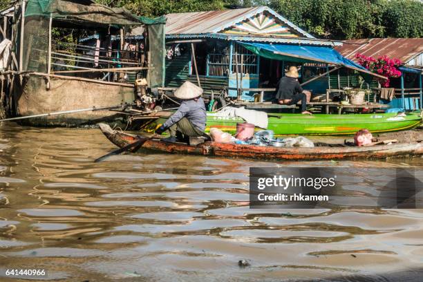 cambodia, siem reap. floating villages on tonle sap lake - chong kneas - fotografias e filmes do acervo