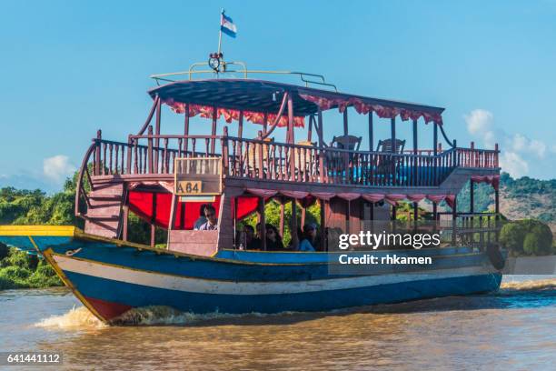 cambodia, siem reap. tour boat. floating villages on tonle sap lake - chong kneas - fotografias e filmes do acervo