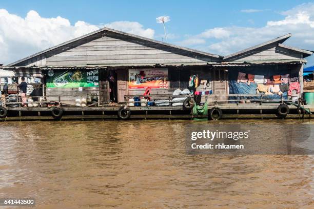cambodia, siam reap. floating villages on tonle sap lake - chong kneas - fotografias e filmes do acervo