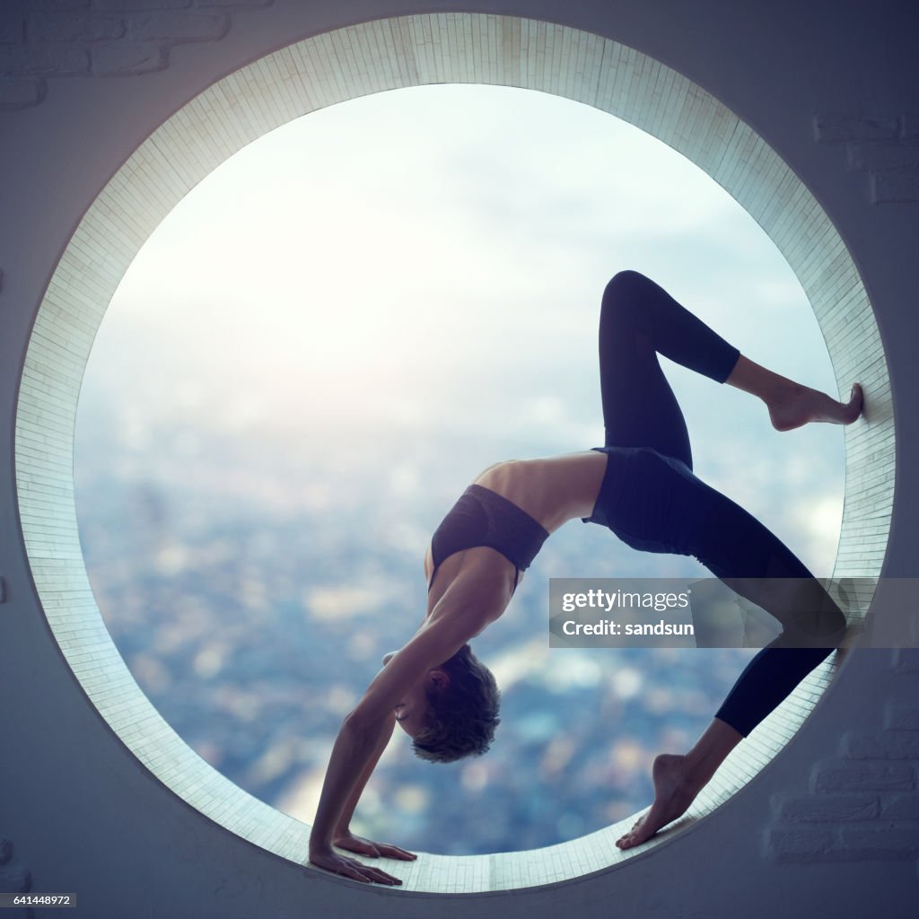 Junge Frau tun yoga 