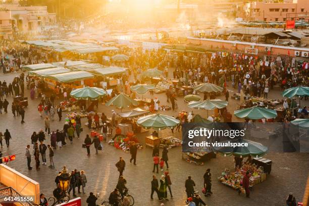 marrakesch - platz djemaa el fna - bazaar stock-fotos und bilder