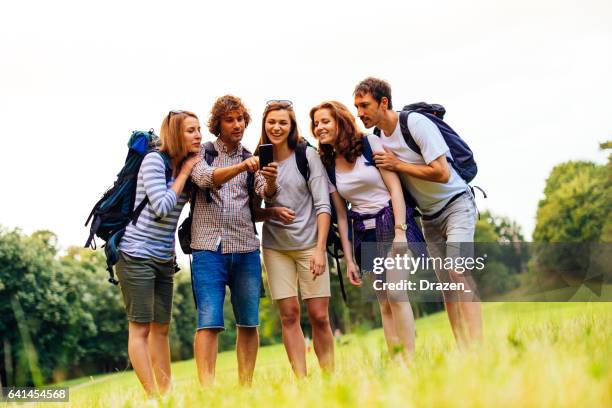 gruppe von freunden, die natur genießen, bergsteigen, wandern und freizeit gemeinsam haben - orientierungslauf landkarte gruppe stock-fotos und bilder