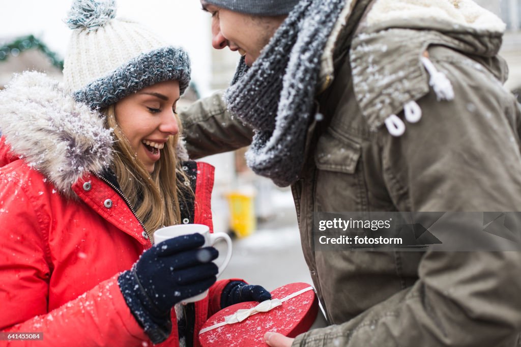 Giovane donna riceve regalo a mercatino di Natale
