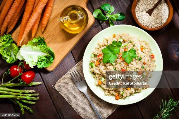 quinoa salade plaat schot van bovenaf - quinoa stockfoto's en -beelden