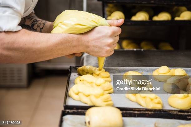chef prepara pasteles con glasé bolsa - preparazione di alimenti fotografías e imágenes de stock