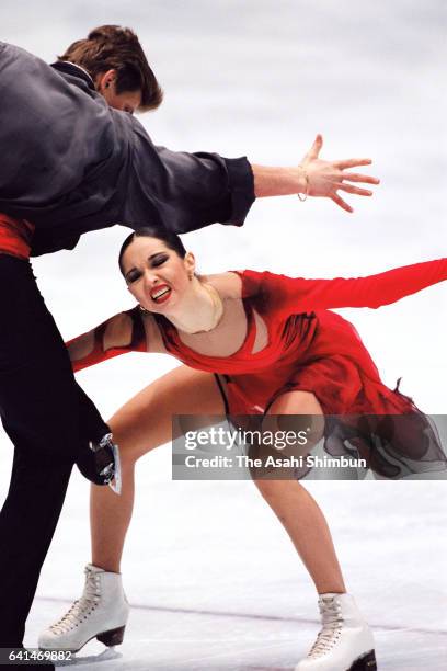 Anjelika Krylova and Oleg Ovsyannikov of Russia compete in the Ice Dance Free Dance during day nine of the Nagano Winter Olympic Games at White Ring...