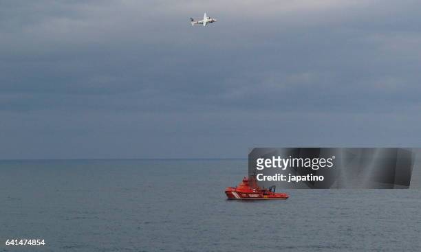 maritime rescue operation - refugiado imagens e fotografias de stock