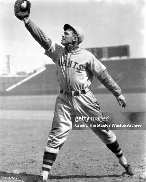 New York Giants 1st baseman, Bill Terry makes a catch for the photograph, in 1931.