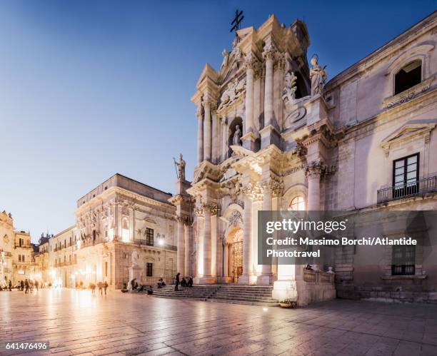 ortigia (ortygia), piazza (square) duomo with the cattedrale (cathedral, duomo) della natività di maria santissima - ortygia stock-fotos und bilder