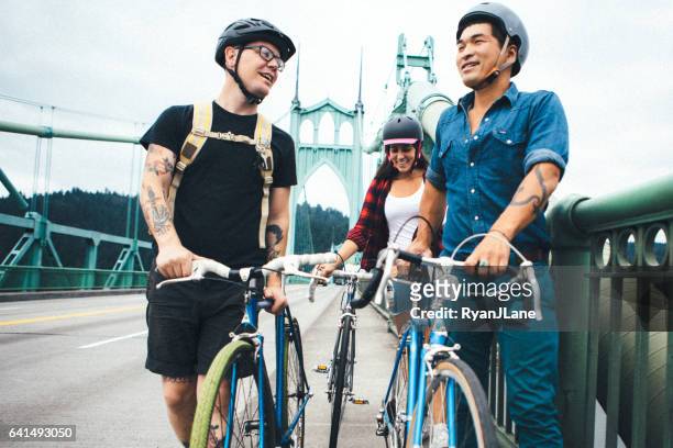 millenial cykel ryttare i urban miljö - portland oregon bildbanksfoton och bilder
