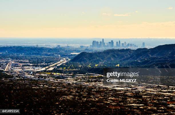 los angeles from above burbank - glendale fotografías e imágenes de stock