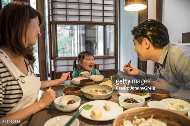 日本家庭坐在餐桌旁吃晚餐 - 日本食 個照片及圖片檔