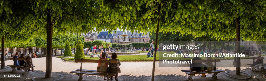 Marais, Place (square) des Vosges, people in the public park