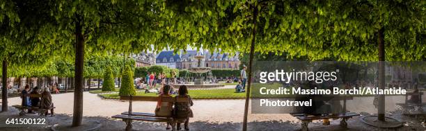 marais, place (square) des vosges, people in the public park - le marais stock pictures, royalty-free photos & images